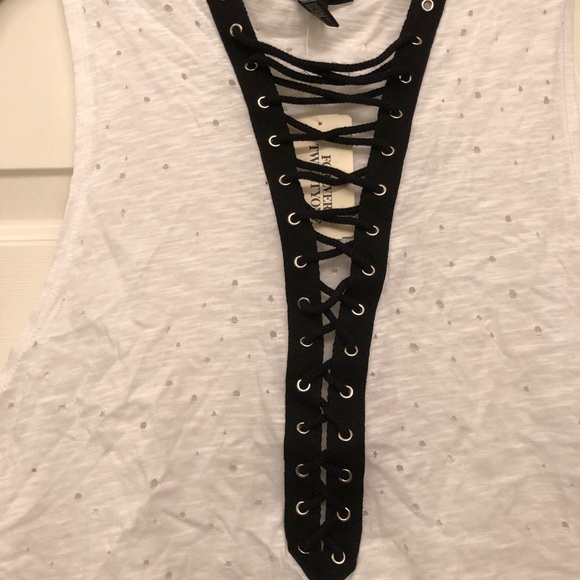 Lace up boxy cropped top - Picture 2 of 3